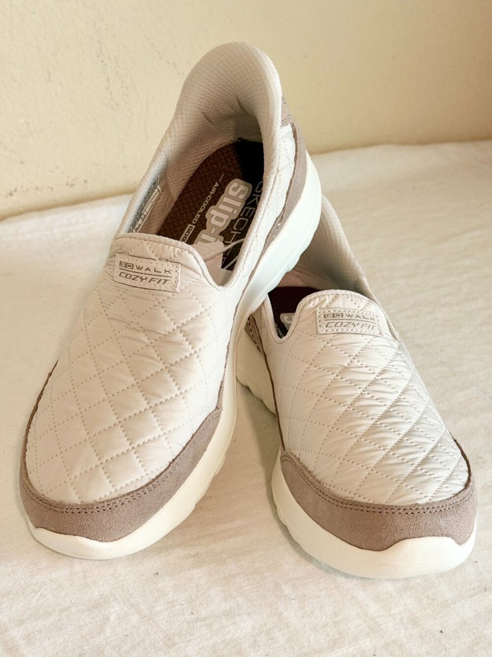 Skechers Women's Slip-ins Go Walk Joy - Cozy Fit Cozy Easy Sneaker Size 7.5 NEW - Picture 2 of 16